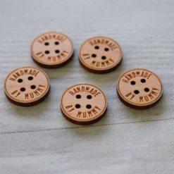 Boutons personnalisés en bois massif et vernis pour sublimer vos articles tricotés ou cousus.