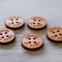 Boutons personnalisés en bois massif et vernis pour sublimer vos articles tricotés ou cousus.