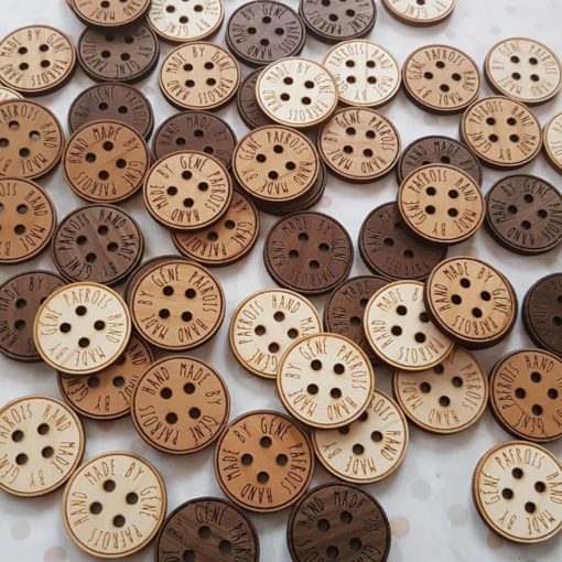 Boutons personnalisés en bois vernis au format 22 mm
