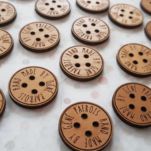 Boutons personnalisés en bois vernis au format 22 mm – Image 3