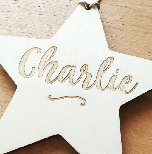Boule de Noël en bois gravée étoile personnalisée avec prénom