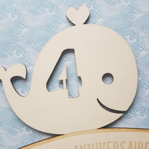 Cake topper en bois bébé baleine